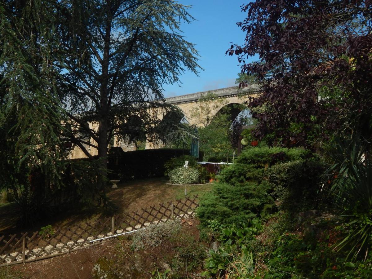 The Petite Chalet Chambre D'Hotes L'Isle-Jourdain  Buitenkant foto